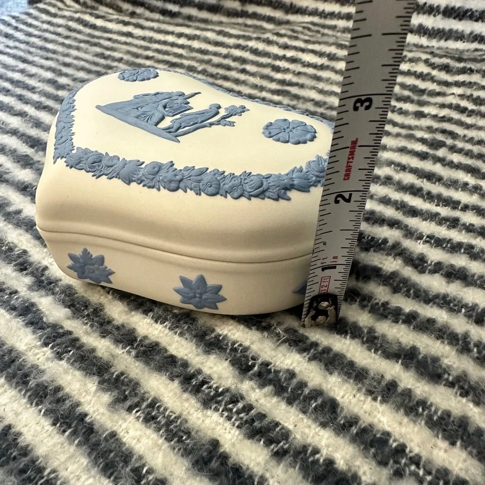 Wegwood Vintage Rare White Face‎ Blue Embossed Neoclassical Theme Trinket Box